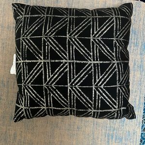 PATTERNED GOLD/BLACK THROW PILLOW